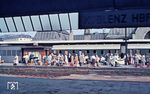 Bahnsteigszene in Koblenz Hbf.  (06.1955) <i>Foto: Carl Bellingrodt</i>
