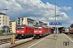 In Friedrichshafen Stadt treffen sich IRE 4241 (Stuttgart - Lindau) mit 245 037 und IRE 4228 (Lindau - Stuttgart) mit 245 007. (23.05.2018) <i>Foto: Zeno Pillmann</i>