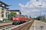 218 443 fährt mit IRE 4241 (Stuttgart Hbf - Lindau Hbf) in Friedrichshafen Stadt ein. (18.05.2018) <i>Foto: Zeno Pillmann</i>