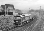 DR 120 301 vom Bw Eisenach erreicht mit einem Güterzug den damaligen deutsch/deutschen Grenzbahnhof Bebra. (04.1972) <i>Foto: Wolf Hanisch</i>