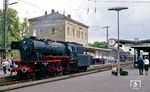 23 105 wartet im Bahnhof Neustadt (Aisch) auf die Übernahme der nächsten Sonderzugleistung nach Rothenburg o.b.T. (14.05.1989) <i>Foto: Wolfgang Bügel</i>