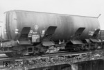 Not macht erfinderisch: Wegen des Mangels an offenen Güterwagen wurde dieser ehemalige Kesselwagen für einen Werkspendelverkehr von Ahlen (Westfalen) nach Gütersloh in den Zügen 6266/8184 in einen offenen Güterwagen für Schüttgüter umgebaut.  (1947) <i>Foto: Hans Berkowski</i>