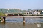 41 360 mit dem zweiten "Langlauftender", der übrigens nur Wasser mit sich führte, vor Sonderzug Dz 21764 auf der Moselbrücke in Koblenz mit der Festung Ehrenbreitstein auf der anderen Rheinseite. (15.05.1989) <i>Foto: Wolfgang Bügel</i>