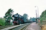 44 1673 (Bw Hannover Hgbf) fährt mit einem Güterzug durch den Haltepunkt Friedelhausen bei Lollar. (09.1965) <i>Foto: Kurt Eckert</i>
