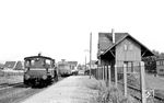 Köf 11023 setzt im Bahnhof Ketsch für die Rückfahrt nach Mannheim-Rheinau an die beiden VB 98. Bis 1938 war der Ort auch über eine Straßenbahn nach Schwetzingen angebunden. Heute gibt es in kurzer Entfernung eine Anschlussstelle der A 6 und im Süden eine der A 61, der Schienenverkehr ist seit 1966 endgültig Geschichte. (27.05.1966) <i>Foto: Helmut Röth</i>