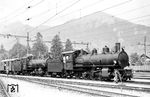 Die Dampfloks des Typs G 4/5 wurden ab 1904 in insgesamt 29 Exemplaren durch die Rhätische Bahn (RhB) beschafft. Die von der Schweizerischen Lokomotiv- und Maschinenfabrik gebauten Maschinen kamen bis zu deren Elektrifizierung hauptsächlich auf der Albulabahn zum Einsatz. Bis heute sind zwei Exemplare bei der Rhätischen Bahn betriebsfähig erhalten geblieben. Rhb 107 und 108 stehen hier vor einem Sonderzug in Landquart. (18.06.1966) <i>Foto: Helmut Röth</i>