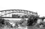 OEG 102 mit einem Sonderzug auf der Heidelberger Neckarbrücke. Anfang der 1970er-Jahre wurde die Brücke abgerissen, weil der Gütertransport nicht mehr rentabel war, die Strecke wurde zurückgebaut. (02.07.1966) <i>Foto: Helmut Röth</i>