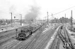 50 2797 (Bw Mannheim) fährt mit einem Güterzug vom Mannheimer Rangierbahnhof kommend in Mannheim Hbf ein. Von rechts mündet die Strecke von Schwetzingen ein. (02.07.1966) <i>Foto: Helmut Röth</i>
