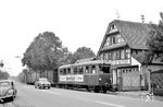 Der T 13 der MEG fährt an einem schmucken Fachwerkhaus in Scherzheim vorbei. (20.08.1966) <i>Foto: Helmut Röth</i>