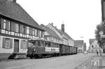 T 13 mit einem PmG nach Schwarzach in Lichtenau-Ulm. Die Strecke führt übrigens zwischen den beiden Häusern am Gasthaus zum Ochsen hindurch. (20.08.1966) <i>Foto: Helmut Röth</i>