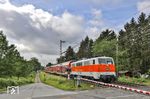 Nach Christi Himmelfahrt 2022 wechselte die Bespannung des NX-Ersatzzuges wieder auf die "Schnapszahl-Lok" 111 111-1, die hier die RB 24431 von Bonn nach Wuppertal-Oberbarmen am Bü Wilzhauser Weg bei Solingen befördert. (27.05.2022) <i>Foto: Joachim Bügel</i>