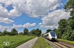 Ein weiß-blauer Zug unter weiß-blauem Himmel: NX 660 (442 660) ist als RB 32521 nach Bonn Hbf bei Solingen unterwegs. (27.05.2022) <i>Foto: Joachim Bügel</i>