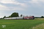 Nach dem Umsetzen in Großsteinberg ging es für den Lr mit WFL 232 601 weiter nach Nossen, aufgenommen bei Grethen nahe Grimma. Die meisten Wagen des Zuges stammten aus dem Wagenpark des früheren DDR-Regierungssonderzuges. (20.05.2022) <i>Foto: Ralf Opalka</i>