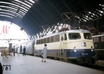 E 10 1312 ist mit einem Schnellzug aus Dortmund in Frankfurt Hbf eingetroffen. (10.04.1966) <i>Foto: Steve Zabel</i>