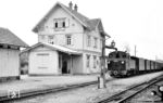 99 672 ist im Bahnhof Beilstein (Württ) eingetroffen. Der Bahnhof an der Bottwartalbahn existierte von 1894 bis 1968, dessen Bahnhofsgebäude als Einheitsbahnhof vom Typ IIIa von den Königlich Württembergischen Staats-Eisenbahnen erbaut worden war. (20.07.1959) <i>Foto: Aad van Ooy</i>