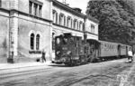 99 7201 wird auf der Meterspurbahn Mosbach - Mudau vorbei am Empfangsgebäude des DB-Bahnhofs in Mosbach gleich ihr Ziel erreichen. Hinter der Lok läuft ein aus dem Elsaß stammender Vierachser. (17.07.1959) <i>Foto: Aad van Ooy</i>
