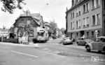Tw 64 zwängt sich durch die Gülser Straße in Koblenz. (25.07.1957) <i>Foto: Aad van Ooy</i>
