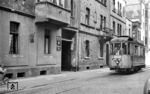 Tw 81 als Einsatzwagen unterwegs in Koblenz, das sich 12 Jahre nach Kriegsende durchaus in morbiden Charme präsentiert. (04.07.1957) <i>Foto: Aad van Ooy</i>