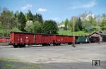 99 1594 mit dem Gepäckwagen KD4 974-378 (Baujahr 1932) und den gedeckten Güterwagen GGw 97-10-57 und GGw 97-12-53 (Baujahr 1918) im Bahnhof Jöhstadt. (13.05.2022) <i>Foto: Andreas Höfig</i>