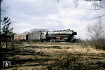 44 1353 mit einem Güterzug in der Heidelandschaft bei Rotenburg/Wümme auf dem Weg nach Hamburg. (13.04.1968) <i>Foto: C. Gammell</i>