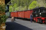 Letzte Vorbereitungen am Güterzug mit 99 1594 im Bahnhof Schmalzgrube. (13.05.2022) <i>Foto: Andreas Höfig</i>