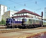 Nach ihrem unrühmlichen Ausflug zum Bw Hagen-Eckesey von Sommer 1968 bis Frühjahr 1970 kehrten die Maschinen der Baureihe 119 wieder in ihre fränkische Heimat zurück. In Nürnberg Hbf trifft 119 011 auf 110 256. (09.1973) <i>Foto: Ferdinand Leja</i>