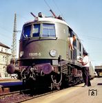 Der Zugführer des D 586 übergibt in Nürnberg Hbf die Zugpapiere an den Lokführer der 119 011. (09.1973) <i>Foto: Ferdinand Leja</i>