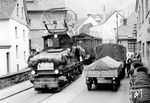 Der letzte Güterzug der Iserlohner Kreisbahn unterhalb Holländer vor der Fa. Rump. Das Bild verdeutlicht, dass nicht wenige froh waren, das Verkehrshindernis Bahn endlich loszuwerden. (15.12.1964) <i>Foto: Hermann Gerdes</i>