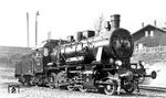 Zwischen 1934 und 1941 baute die Deutsche Reichsbahn insgesamt 691 Dampflokomotiven der bis dahin als Baureihe 55.25 eingereihten preußischen G 8.1 um. Daraus entstand die Baureihe 56.2. Die frisch umgebaute 56 569 präsentiert sich im Bw (Remscheid-)Lennep dem Fotografen. (15.05.1938) <i>Foto: DLA Darmstadt (Bellingrodt)</i>