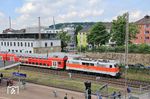Auf der Rückfahrt nach Köln fährt 111 111 mit Ersatzzug RB 52220 am 1913 gebauten, ehemaligen Empfangsgebäude des Bahnhofs Wuppertal-Steinbeck vorbei.  (02.06.2022) <i>Foto: Wolfgang Bügel</i>