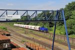 Northrail 275 007 (in Diensten für Railflex) passiert mit GAG 55347 nach Flandersbach das Schienenlager in Duisburg-Entenfang. (02.06.2022) <i>Foto: Wolfgang Bügel</i>