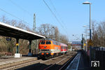 218 117 der Eisenbahn-Betriebsgesellschaft Neckar-Schwarzwald-Alb, die im September 2021 in Anlehnung an die Citybahn-Loks eine kieselgrau/orange Farbgebung erhielt, mit DGS 68702 (Bietigheim-Bissingen - Krefeld-Linn) in Niederwalluf. (05.03.2022) <i>Foto: Marvin Christ</i>