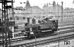 89 854 macht sich in Würzburg Hbf als Rangierlok nützlich. Die 1922 bei Krauss in München gebaute Lok wurde 1962 ausgemustert. (09.1958) <i>Foto: Karl-Ernst Maedel</i>