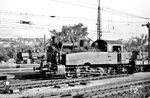 94 109, eine württ. Tn, im Arbeitszugdiensteinsatz in Stuttgart Hbf. Genau ein Jahr nach dieser Aufnahme wurde sie beim Bw Tübingen z-gestellt. Ab dem 20. Januar 1961 stand keine dieser Lokomotiven mehr im Einsatz.  (08.07.1959) <i>Foto: Karl-Ernst Maedel</i>
