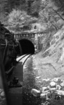 Blick aus dem Führerstand der 044 332-5 kurz vor Einfahrt in den Horber Tunnel. (10.05.1969) <i>Foto: Burkhard Wollny</i>