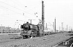 Eher zufällig wurde dann die aus dem Rangierbahnhof Köln-Eifeltor ausfahrende 41 178 erwischt. Der Zug passiert gerade das 1939 in Betrieb gegangene Weichenwärter-Stellwerk "R 12". (17.04.1968) <i>Foto: Wolfgang Bügel</i>