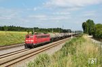 Zwischen Mering und Haspelmoor ist 151 125 mit einem Güterzug bei Althegnenberg unterwegs. (26.06.2014) <i>Foto: Stefan von Lossow</i>