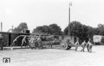 Verladung einer schweren Feldhaubitze sFH 18 (15cm) auf einem unbekannten Bahnhof. (1942) <i>Foto: RVM (Steiner)</i>
