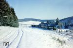 Ein Schnellzug nach Köln fährt bei Blankenheim/Wald durch die winterliche Eifellandschaft. (02.1961) <i>Foto: Slg. Klaus D. Holzborn</i>