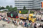Die Pressnitztalbahn begleitete in einer modernen Version mit der verladenen 99 713 den historischen Loktransport der 'Hegel'. (22.08.2009) <i>Foto: Andreas Höfig</i>