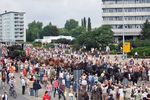 Nicht nur in der Chemnitzer Mühlenstraße verfolgten begeisterte Zuschauer das eindrucksvolle Gespann aus 16 Pferden, das die sächs. VII T Nr. 1431 'Hegel" (ex 98 7056) zum Hauptbahnhof zog. (22.08.2009) <i>Foto: Andreas Höfig</i>