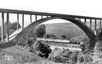 Bei der mit N 3958 von Wuppertal-Ronsdorf nach -Oberbarmen talfahrenden 78 140 (Bw Wuppertal-Vohwinkel) ist der Fotostandstunkt von Carl Bellingrodts schiebender 78 027 zu sehen (vgl. Bild-Nr. 86288). Die Blombachtalbrücke wurde in den Jahren 1957–1959 erbaut und am 15. Oktober 1959 eingeweiht. Mit einer Stützweite von 150 m bei einer Gesamtlänge von 296 m war sie bis zur Fertigstellung der Neckarburgbrücke fast 20 Jahre lang die Stahlbetonbogenbrücke mit der größten Stützweite in Deutschland. Nicht unerwähnt bleiben soll auch hier der Umstand, das Carl Bellingrodt wieder eine ganz andere Loknummer notiert hatte. (01.06.1963) <i>Foto: Carl Bellingrodt</i>