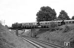 V 52 901 überquert mit P 3084 nach Mudau die DB-Strecke Neckarelz - Osterburken. Die Brücke soll 1973 eine der Hauptgründe für die Stillegung der Schmalspurbahn gewesen sein, da sie der Elektrifizierung der Hauptbahn im Weg stand. (27.08.1966) <i>Foto: Helmut Röth</i>