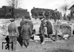 Wiederaufbau einer abgebrannten Bahnmeisterei in Rußland. Im Hintergrund sind 57 1080 (mit einem 4-achsigen Tender der Bauart 2'2' pr. T16) vom Bw Smolensk und 56 2736 vom Bw Dünaburg zu erkennen. (1943) <i>Foto: RVM (Korte)</i>