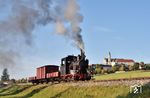 Der bekannteste Fotopunkt an der wieder reaktivierten Härtsfeldbahn ist sicherlich die 1905 gegründete Abtei Neresheim, an der gerade Lok 12 mit Gz 723 einen Fotohalt einlegt. (10.10.2021) <i>Foto: Zeno Pillmann</i>