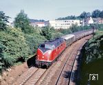 220 057 mit E 1996 nach Nürnberg in Sulzbach-Rosenberg. (06.1974) <i>Foto: Ferdinand Leja</i>