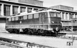 Für eine knapp vier Jahre alte Lok sah die Heidelberger E 10 179 (Abnahme am 12.12.1958) äußerlich schon ziemlich alt aus. Beim Besuch im Aw München-Freimann erhielt sie hoffentlich eine Auffrischung. (09.1962) <i>Foto: Aad van Ooy</i>