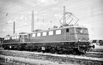 E 41 223 auf Abnahmefahrt im Aw München-Freimann. Nach der erfolgreichen Abnahme am 23.08.1962 ging die Lok zum Bw Offenburg.  (08.1962) <i>Foto: Aad van Ooy</i>