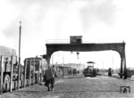 Die nach den Baugrundsätzen der Reichsbahn und militärischen Erfordernissen wiederhergestellte Ladestraße in Kiew mit Seitenrampen und fahrbaren Überladekran. (1942) <i>Foto: RVM (Steiner)</i>