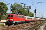 111 118 mit dem "Rheingold"-Sonderzug DPE 321 von Münster nach Trier in Solingen Hbf. 1987 kam die ehemalige Düsseldorfer S-Bahnlok hier schon einmal zu Fernzugehren, als sie den IC 646 beförderte (vgl. Bild-Nr. 70756). (23.06.2022) <i>Foto: Joachim Bügel</i>